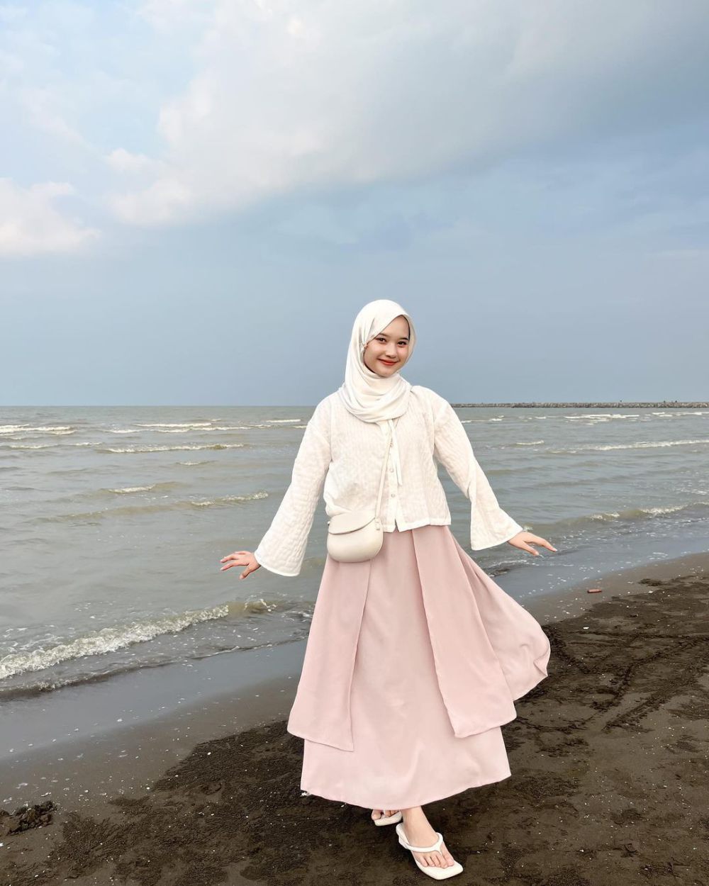 8 OOTD Hijab ala Siska Amera buat Holiday, Simple dan Stunning!