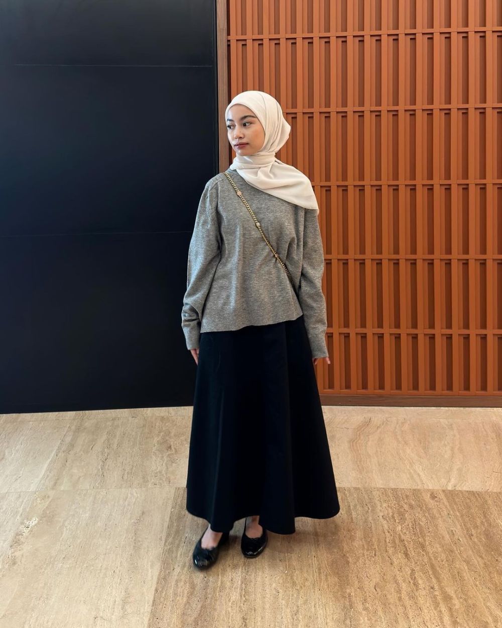 6 Inspirasi Style Hijab Segi Empat ala Tsana, Kasual dan Elegan!