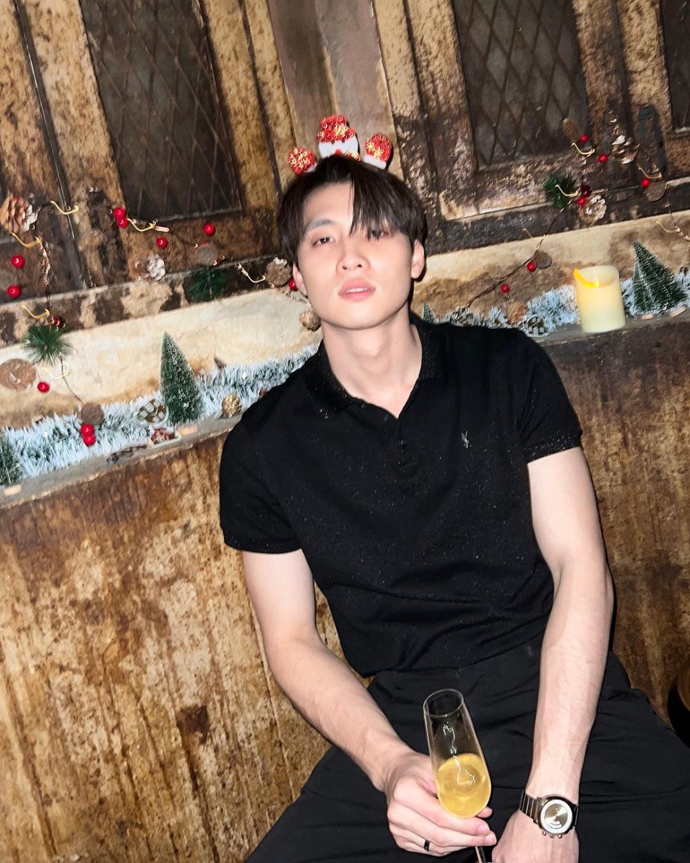 7 Ide Outfit Nongkrong Pakai Polo Shirt ala Mean Phiravich, Effortless