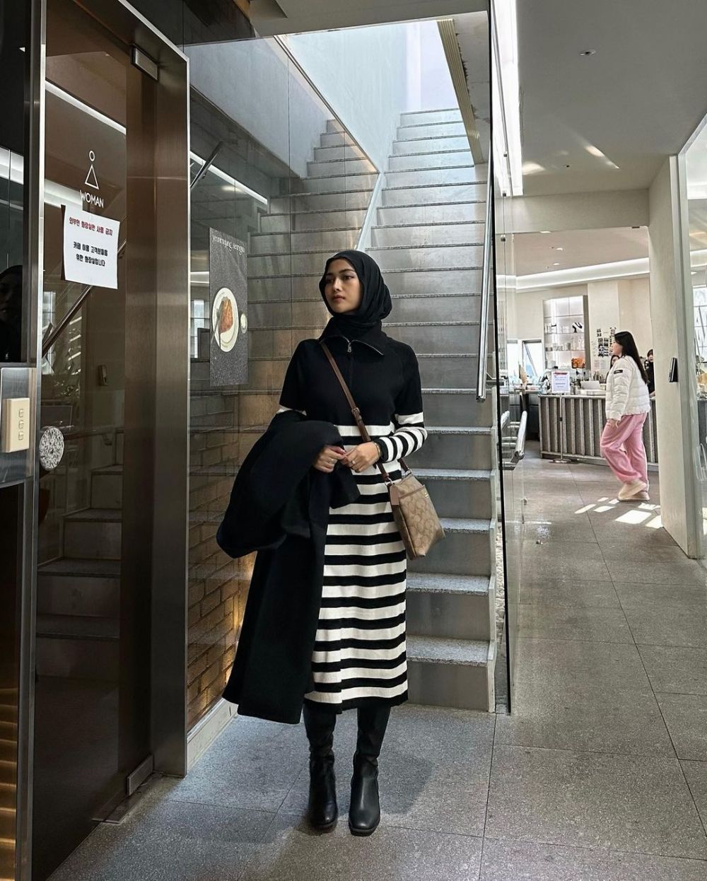 8 Inspirasi Outfit Muslimah Acara Formal Gaya Elegan ala Ratu Anditya