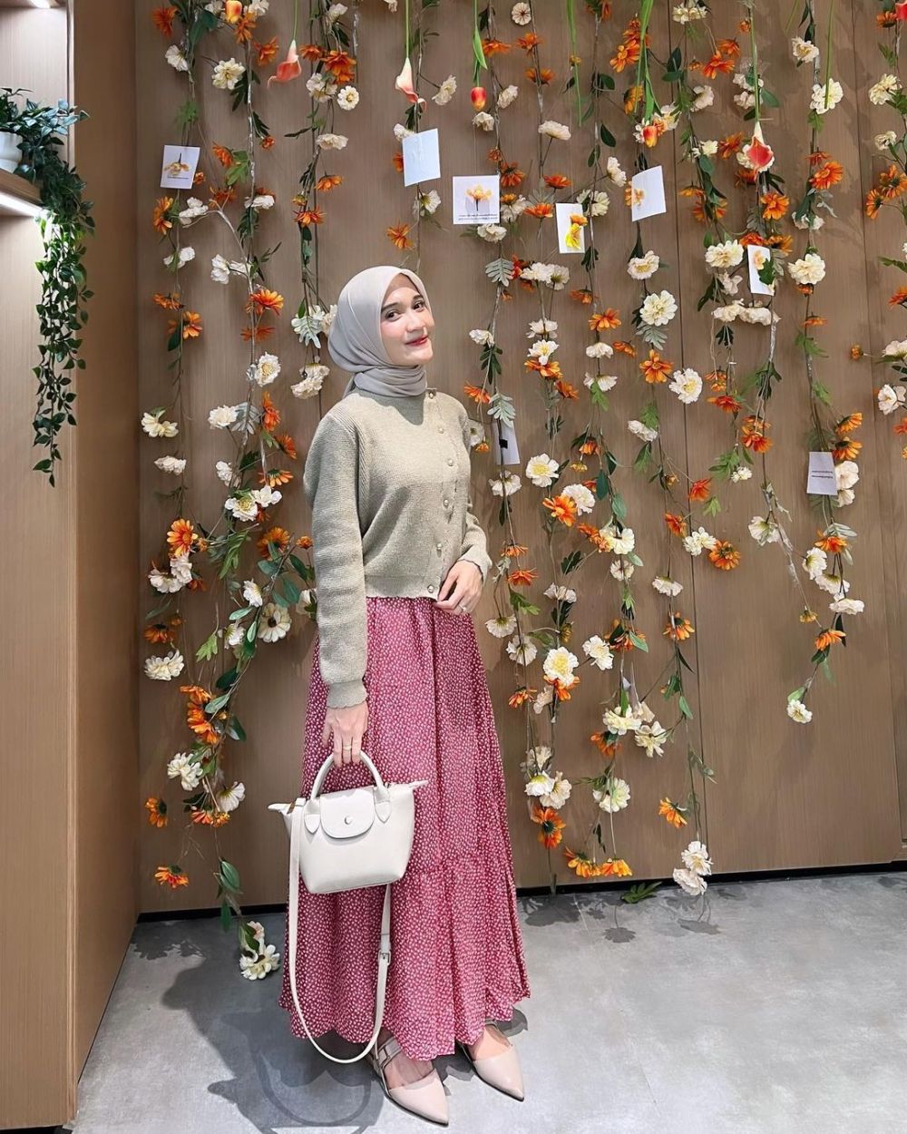 9 Ide Outfit Feminim dengan Setelan Skirt Motif ala Indah Sundari