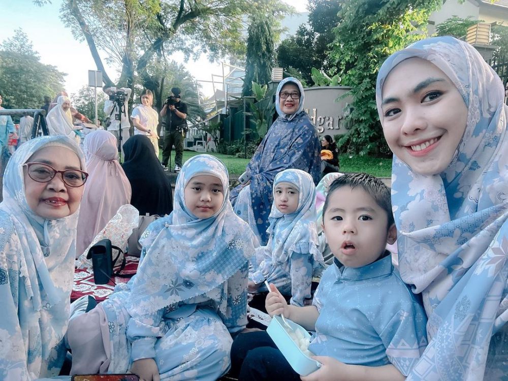 10 Momen Lebaran 2024 Keluarga Oki Setiana Dewi, Meriah!