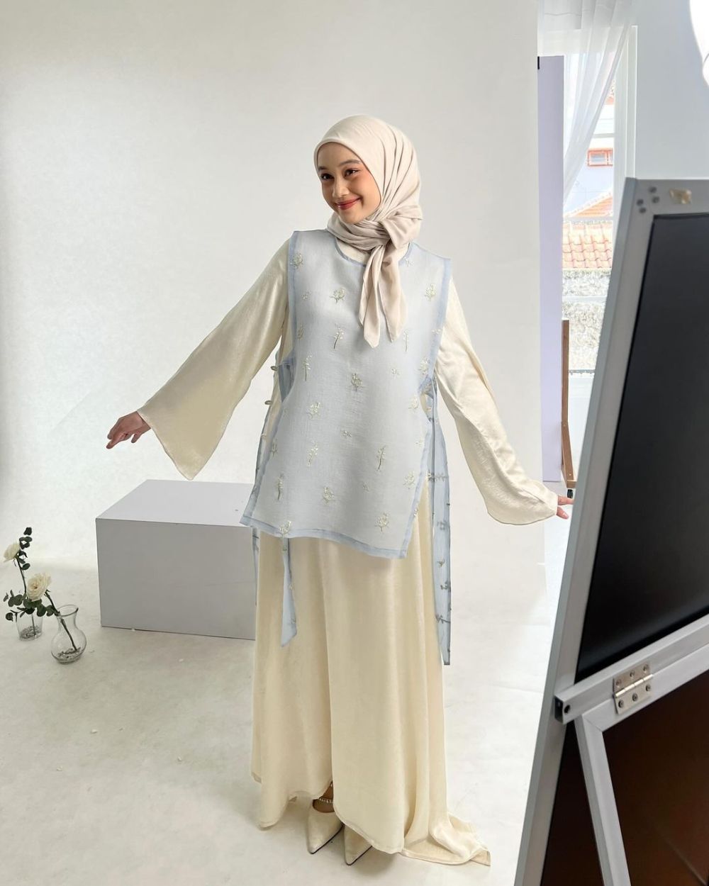 8 Inspirasi Dress Cool Undertone untuk Lebaran ala Ravira Naila, Keren