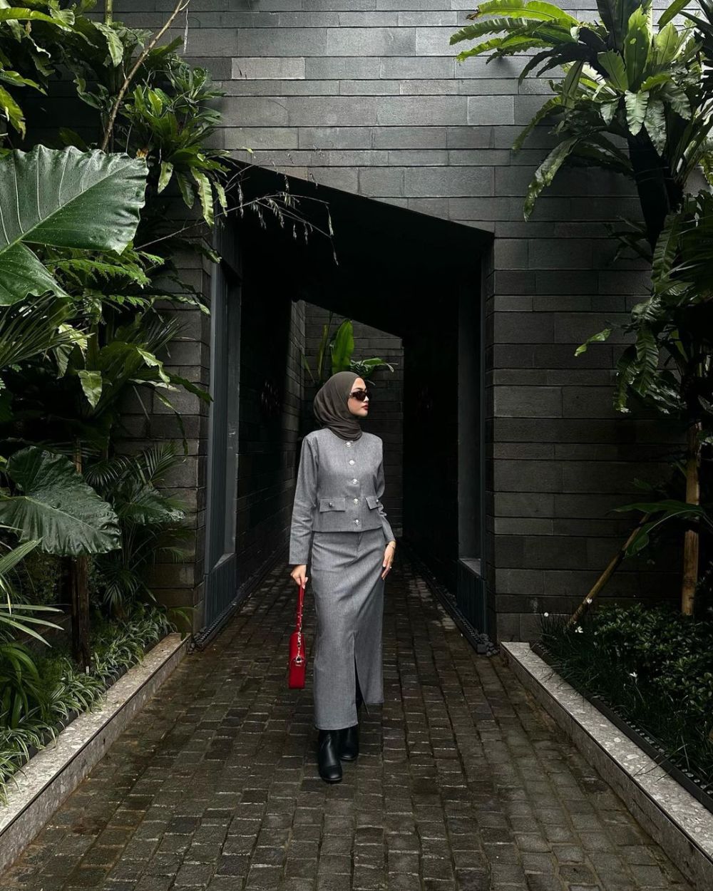 8 Inspirasi Outfit Muslimah Acara Formal Gaya Elegan ala Ratu Anditya