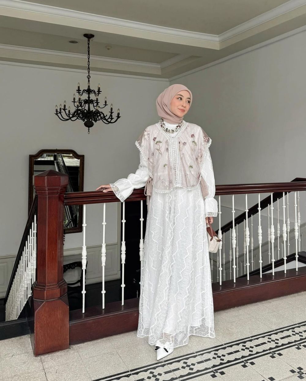 8 Ide Outfit Kondangan Bahan Brukat Warna Pastel ala Influencer Hijab