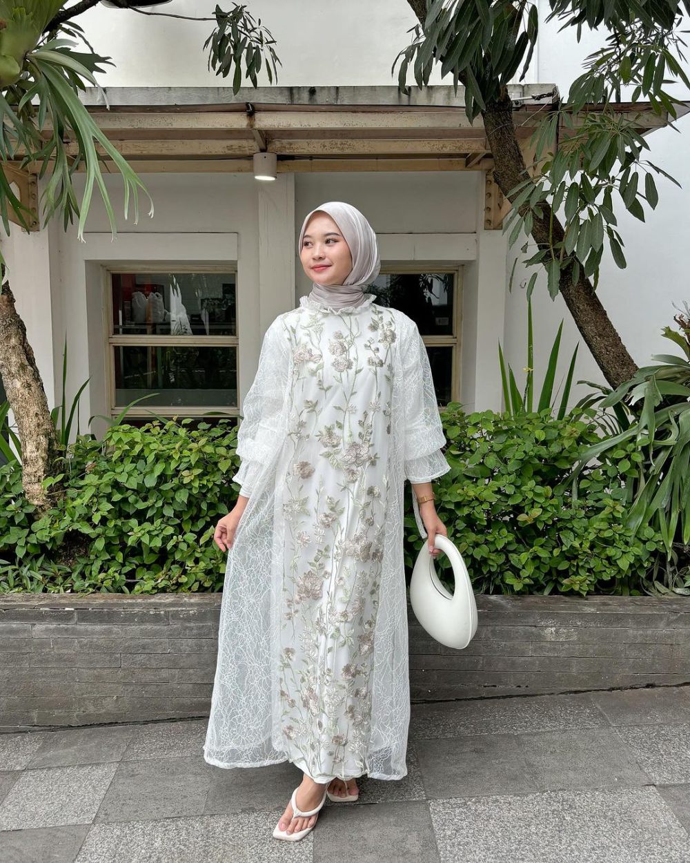 8 OOTD Hijab Nuansa Putih ala Siska Amera, Anggun Banget!