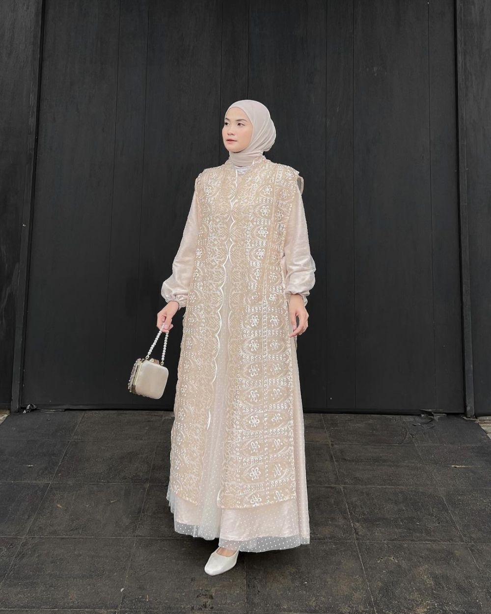 8 Ide Outfit Kondangan Bahan Brukat Warna Pastel ala Influencer Hijab