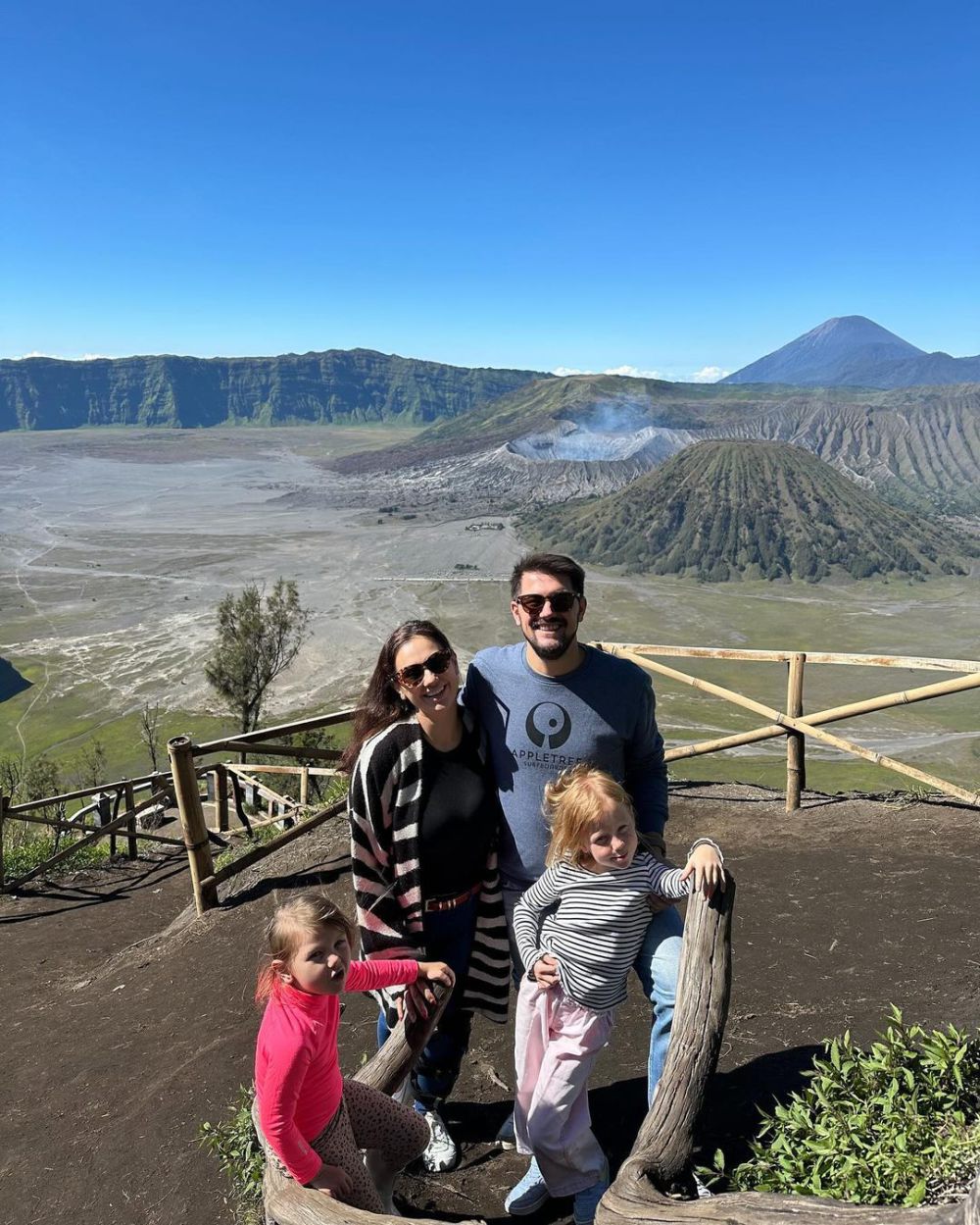 10 Potret Keluarga Marissa Nasution Liburan ke Gunung Bromo