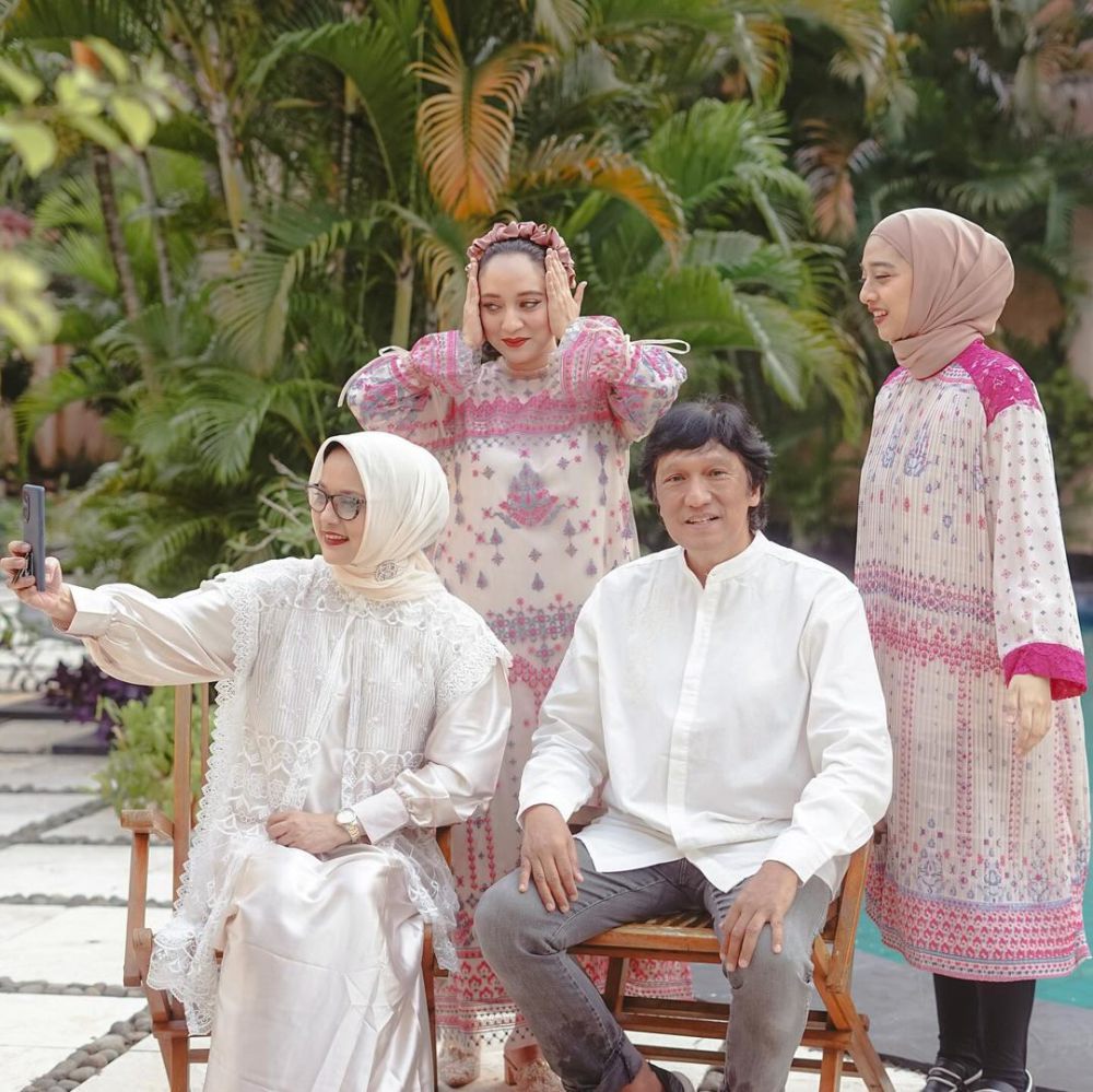 10 Photoshoot Keluarga Ikang Fawzi Bertema Lebaran, Manis Banget!