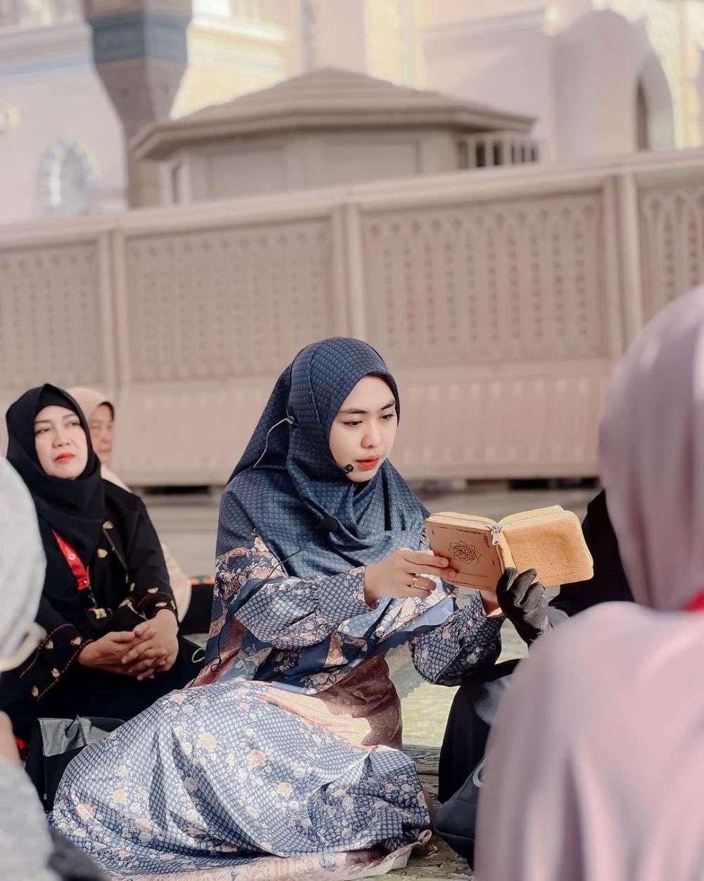 Oki Setiana Dewi Beri Kajian Saat Umrah