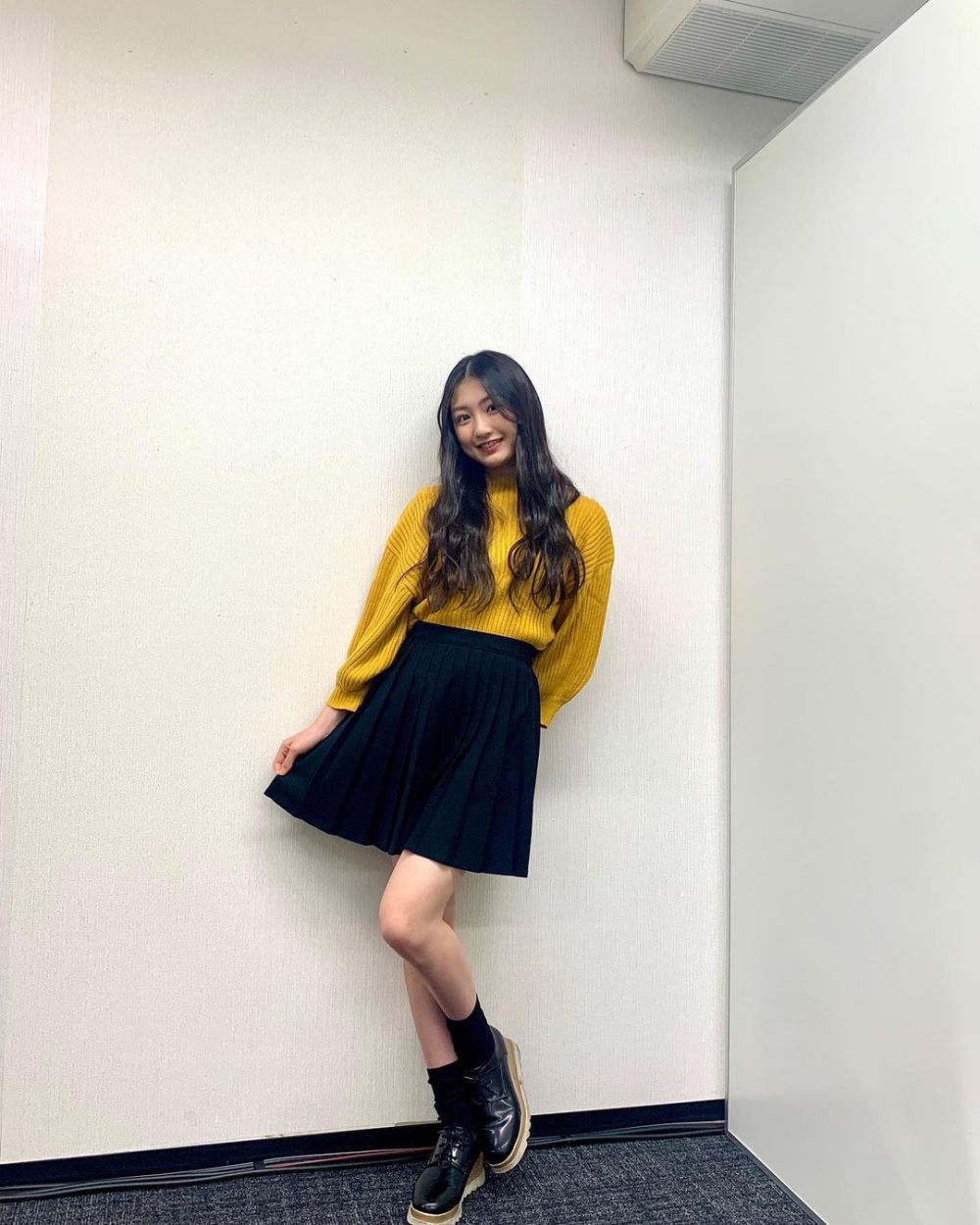 7 Inspirasi Outfit Pakai Mini Skirt ala Keito Shiotsuki, Ciamik!