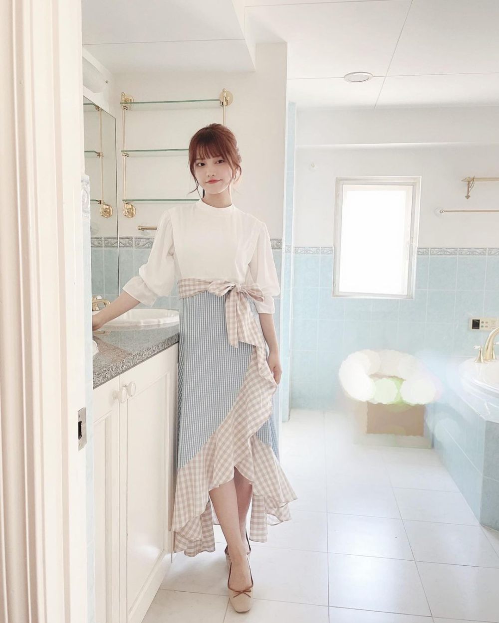 7 Inspirasi Outfit Nongkrong di Kafe ala Miharu Mori, Menawan!