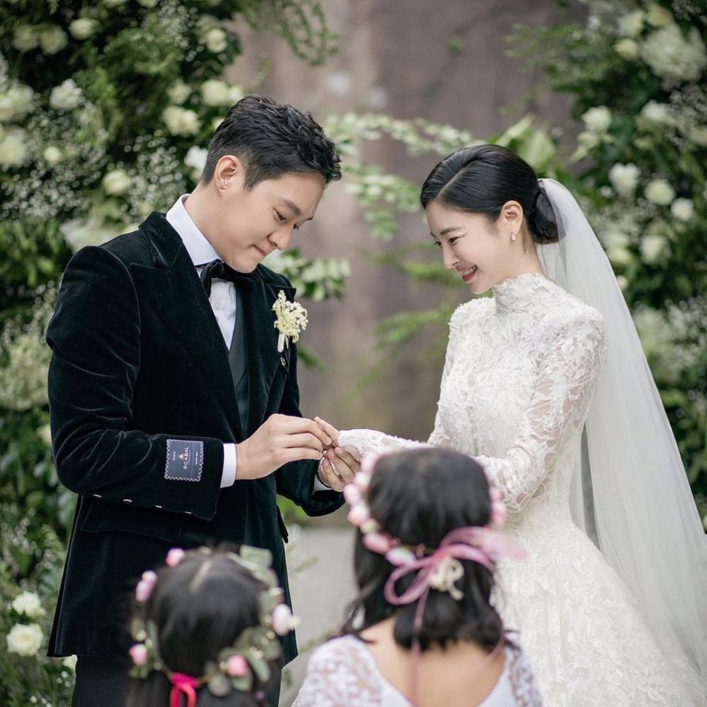 Announces Pregnancy, 7 Intimate Moments Of Kim Yoon Ji And Her Husband