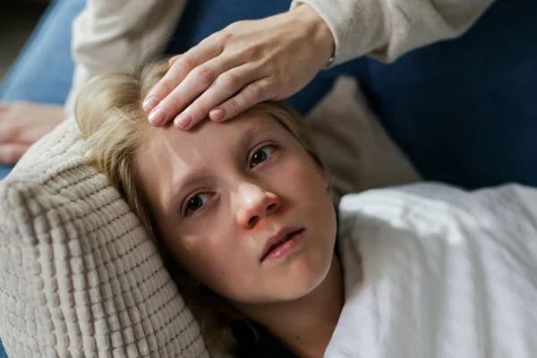 6 Tips Agar Gak Mudah Kalut Saat Anak Tiba-tiba Sakit, Tenang