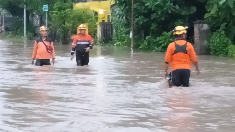 Warga di Madiun Terancam Rayakan Idul Fitri di Tengah Banjir