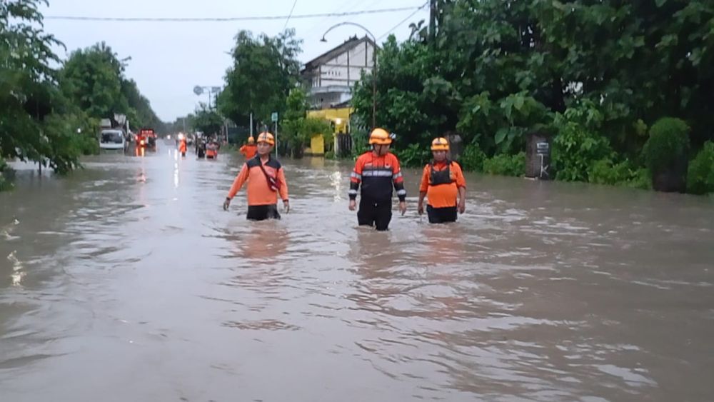 Warga di Madiun Terancam Rayakan Idul Fitri di Tengah Banjir