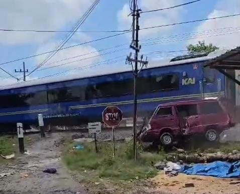 Mobil Carry Berisi Satu Keluarga Dihantam Kereta Api di Madiun