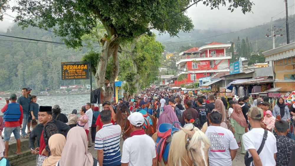 Hari ke-4 Lebaran, Ribuan Wisatawan Kunjungi Telaga Sarangan Magetan