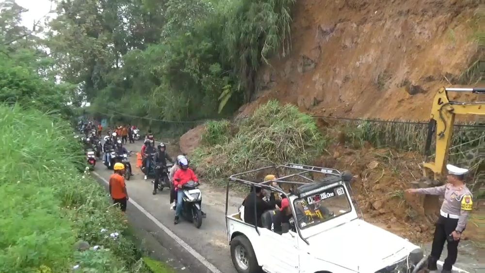 Tebing 10 Meter Longsor, Akses Jalan Jatim-Jateng Tertutup