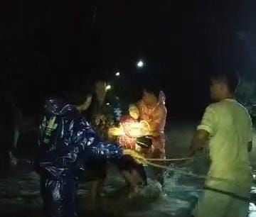 Nekat Menyeberang, Pasutri di Ngawi Terseret Banjir Bersama Motornya