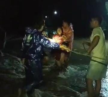 Nekat Menyeberang, Pasutri di Ngawi Terseret Banjir Bersama Motornya