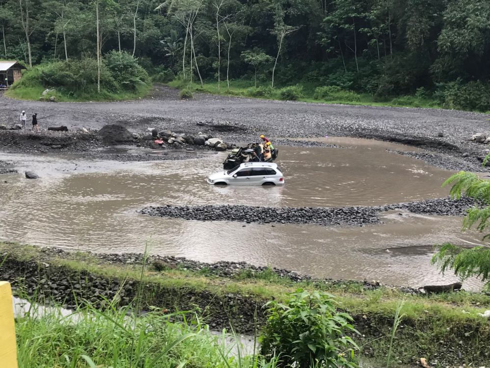 Nekat Terjang Aliran Sungai, Mobil Wisatawan Terjebak di Kali Kuning