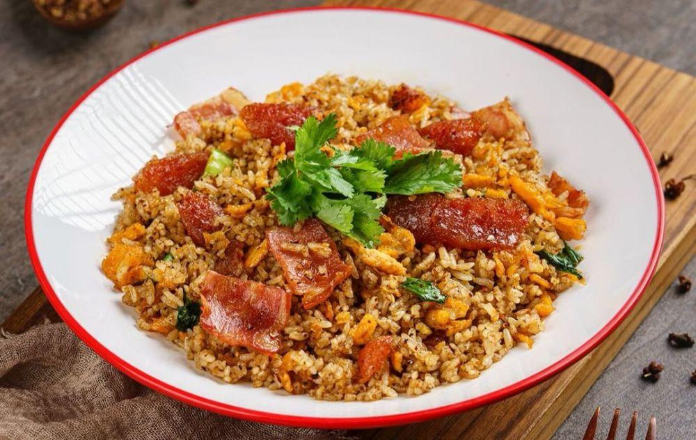 Sepiring nasi goreng babi dengan potongan daging gurih