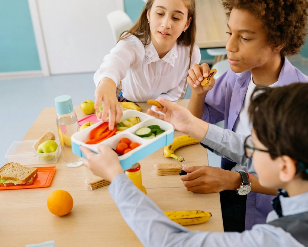 5 Tipe Teman Masa Sekolah yang Dikangeni Keberadaannya