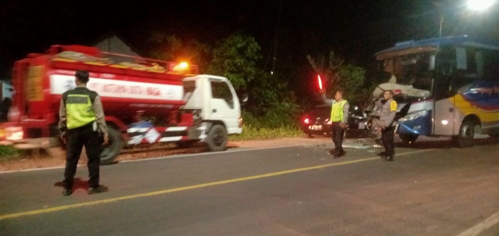 Bus Sugeng Rahayu Adu Banteng dengan Truk di Saradan Madiun