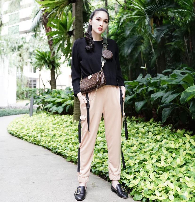 10 Inspirasi Outfit untuk Road Trip ala Sandra Dewi, Super Nyaman!