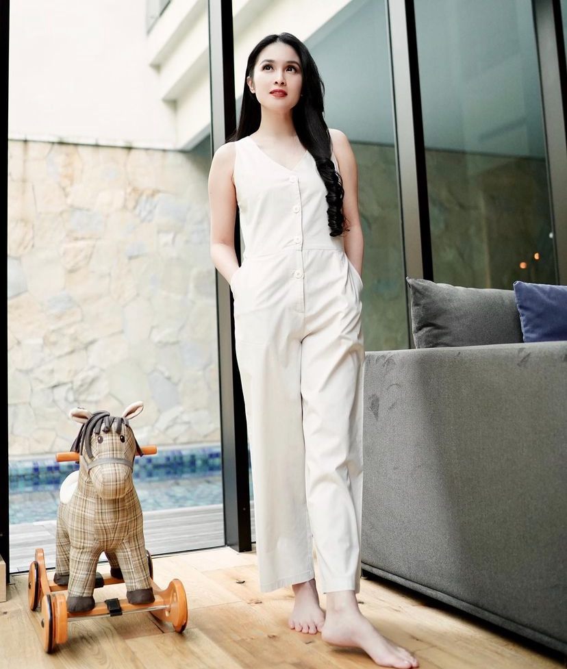 10 Inspirasi Outfit Jumpsuit ala Sandra Dewi, Gayanya Gak Ribet