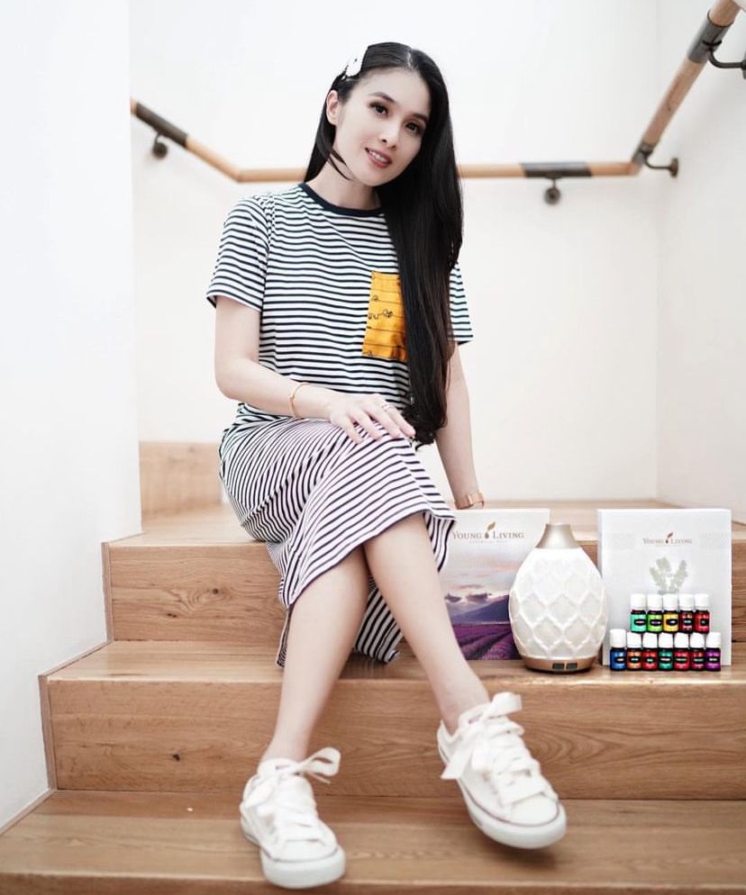 9 Ide Outfit Striped Warna Hitam Putih ala Sandra Dewi, Timeless Chic