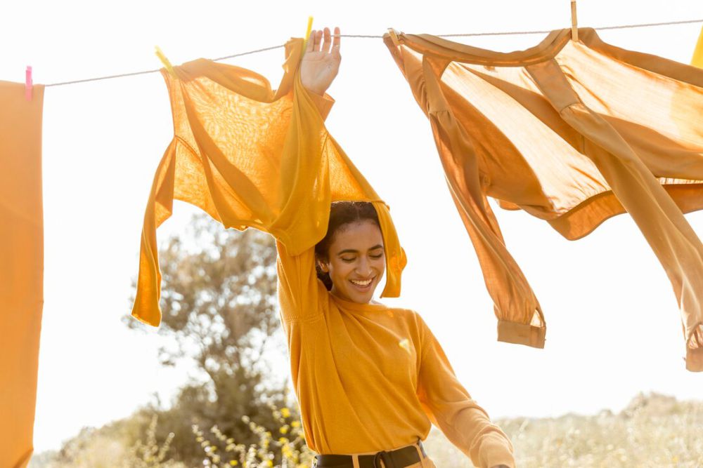6 Tips Mengeringkan Baju yang Sempat Terkena Hujan agar Tidak Bau