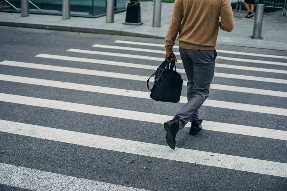 6 Tips Memilih Tas Selempang untuk Pria yang Suka Bepergian