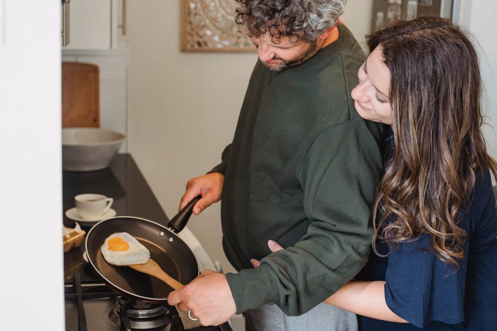 5 Alasan Suami Mau Memasak buat Istri, Bukan Hal Tabu, lho!