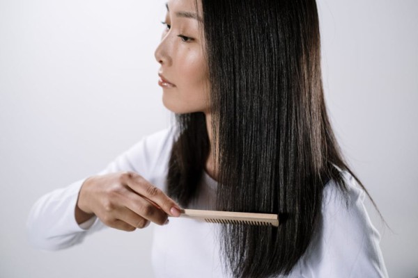 5 Tips Merawat Rambut Kering yang Terbukti Efektif