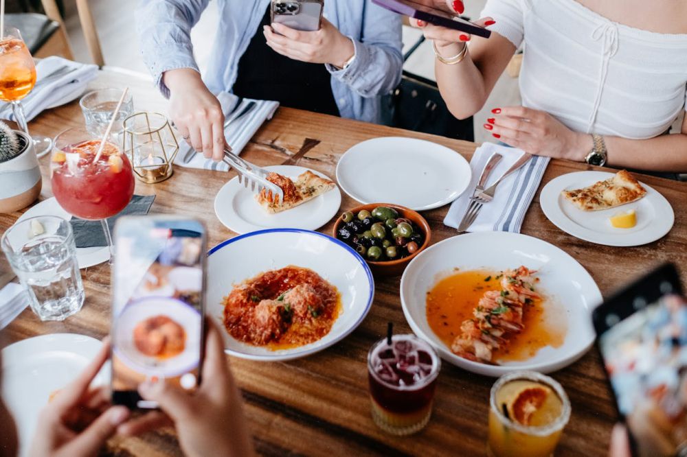 9 Etika Makan di Restoran, Pernah Bilang Terima Kasih pada Pelayan?