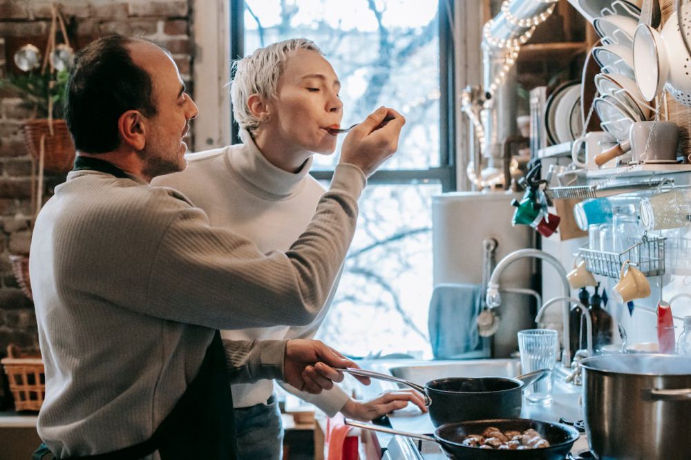 5 Alasan Suami Mau Memasak buat Istri, Bukan Hal Tabu, lho!