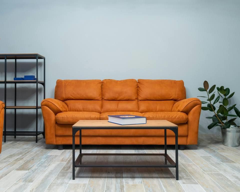 9 Pilihan Warna Sofa untuk Ruangan Abu-Abu