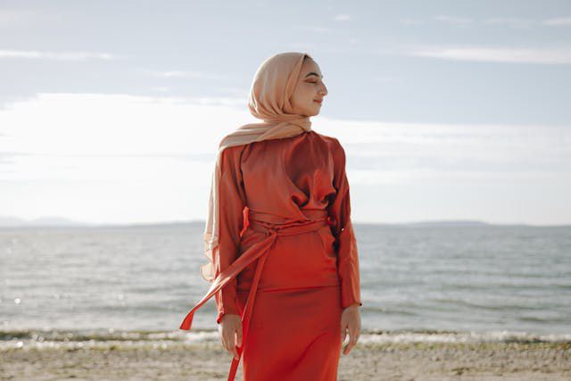 6 Tips Memilih Pakaian ke Pantai bagi Wanita Berhijab, Lihat Bahan! 