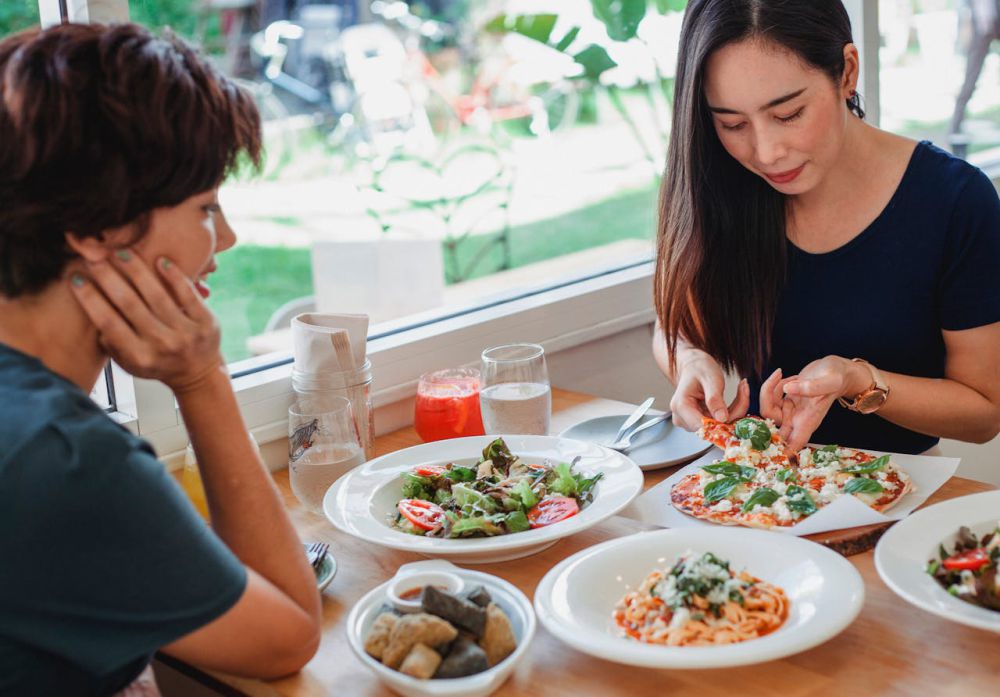 9 Etika Makan di Restoran, Pernah Bilang Terima Kasih pada Pelayan?