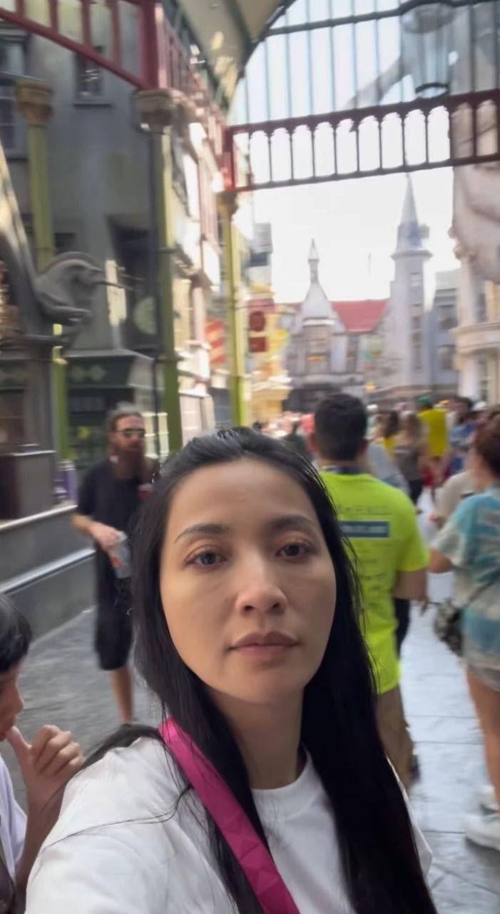 Potret Hesti Purwadinata Main Di Universal Studio Florida