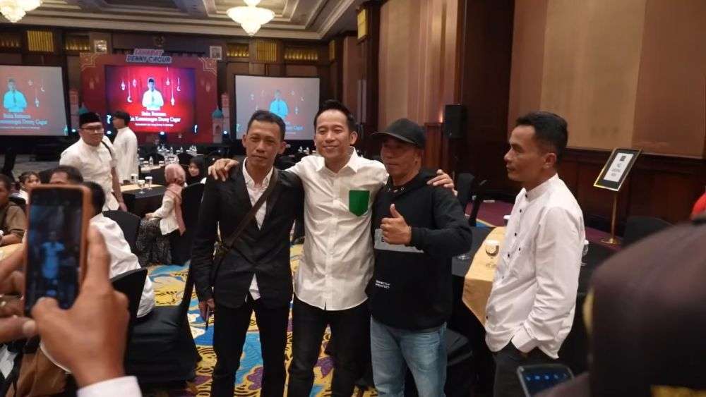 Lolos Senayan, 7 Momen Denny Cagur Makan Bersama Tim Sukses