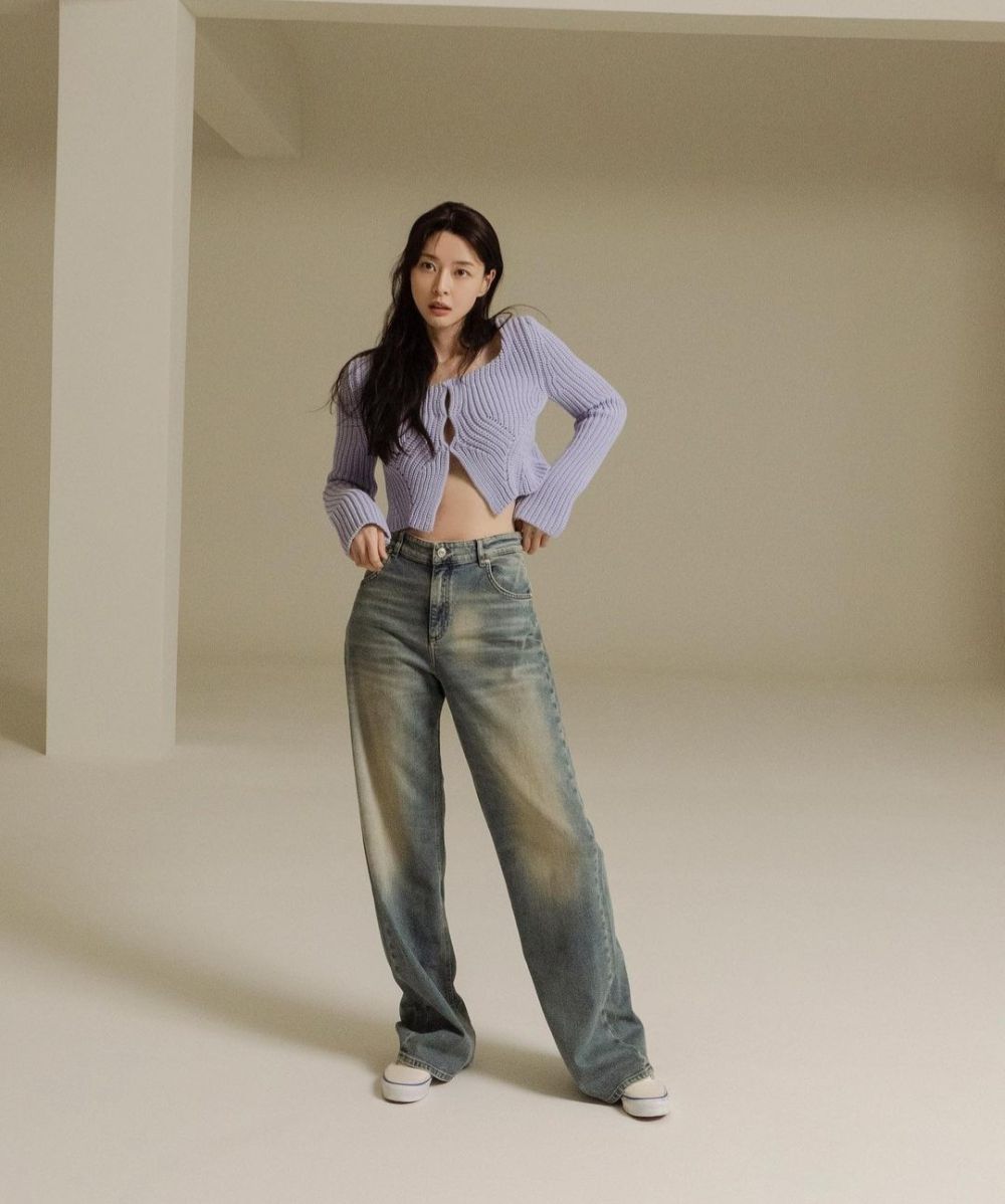 8 Ide Styling Celana Jeans ala Kwon Nara, Pemeran The Midnight Studio