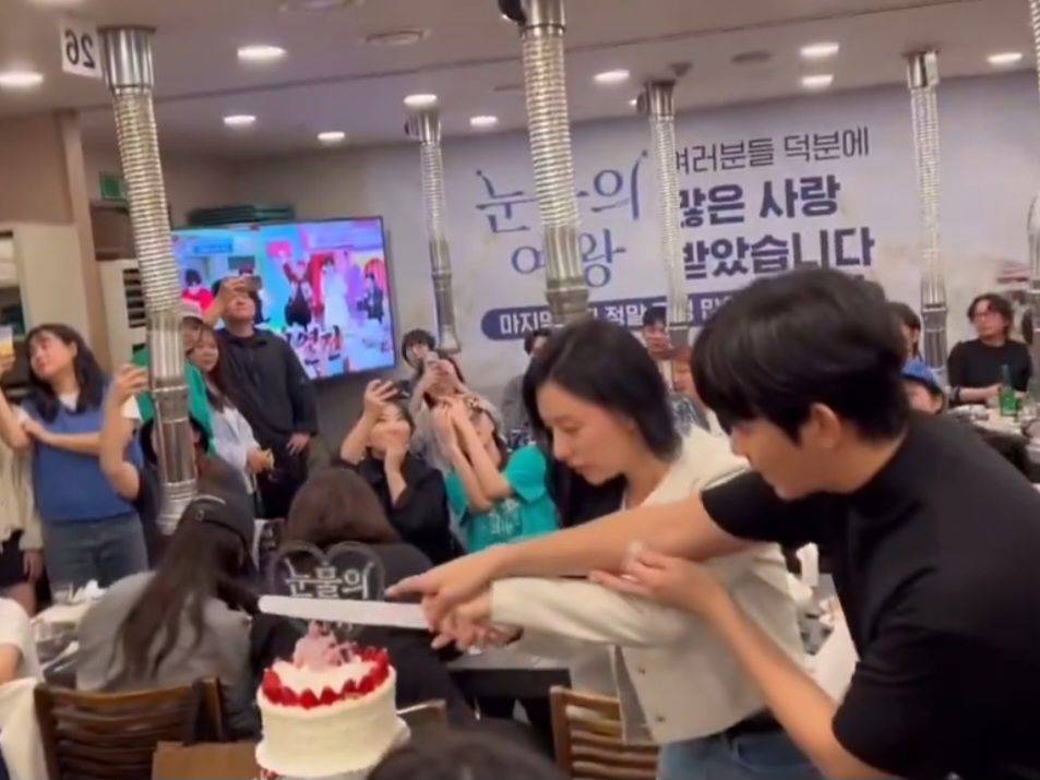 7 Portraits of the Wrap Up Party Queen of Tears, Duo Kim Cuts Cake Together!