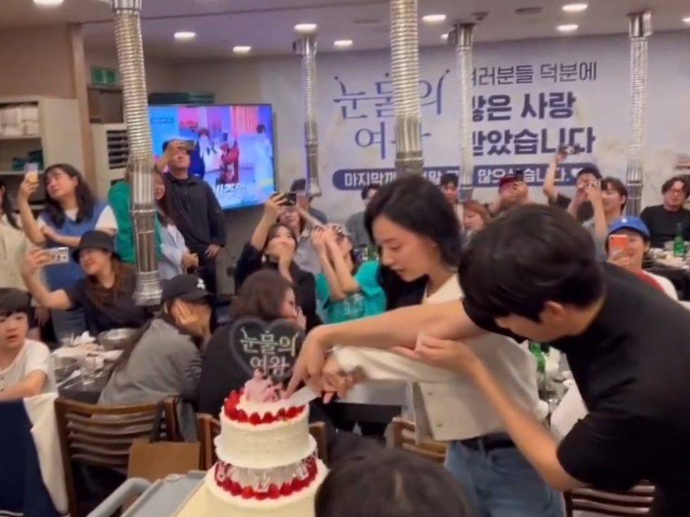 7 Portraits of the Wrap Up Party Queen of Tears, Duo Kim Cuts Cake Together!