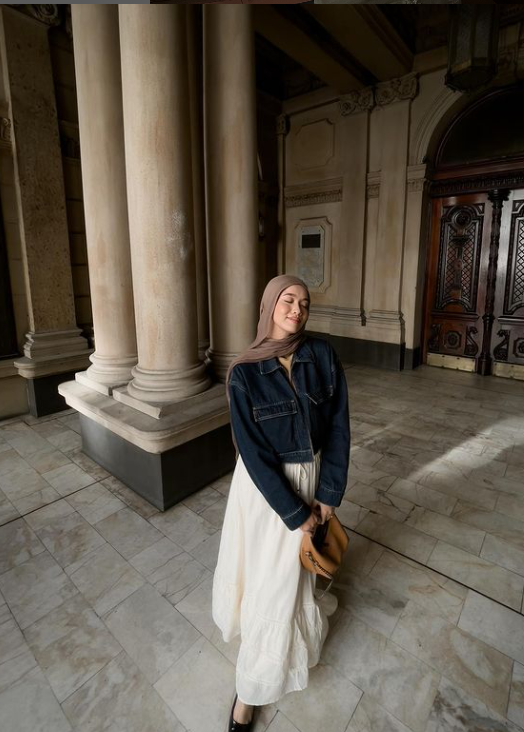 7 Referensi Outfit Lebaran Hijab Modis ala Ana Octarina, Tampil Beda