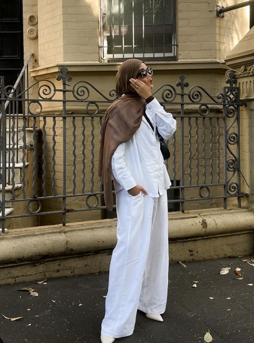 7 Referensi Outfit Lebaran Hijab Modis ala Ana Octarina, Tampil Beda