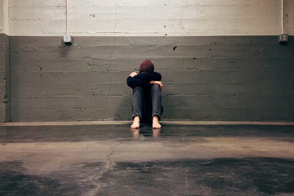 Sembunyikan Depresi, 4 Tanda dan Cara Mengatasi Eccedentesiast