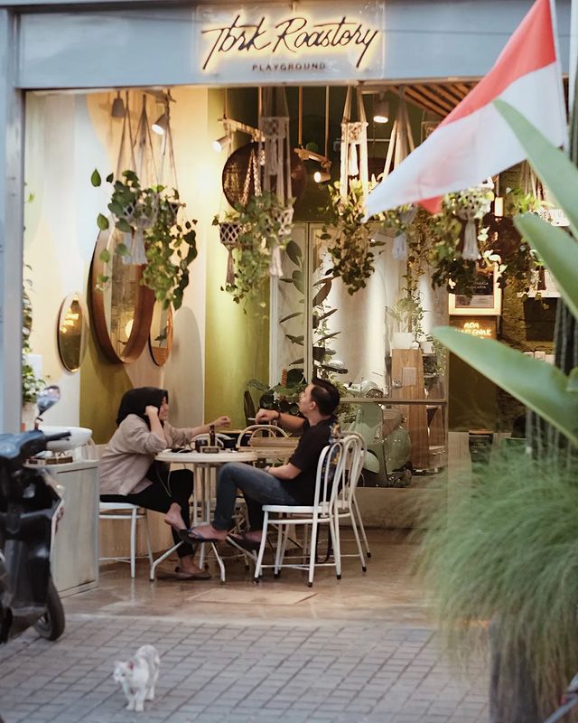 6 Rekomendasi Kafe Semi Tropical di Surabaya, Instagrammable!